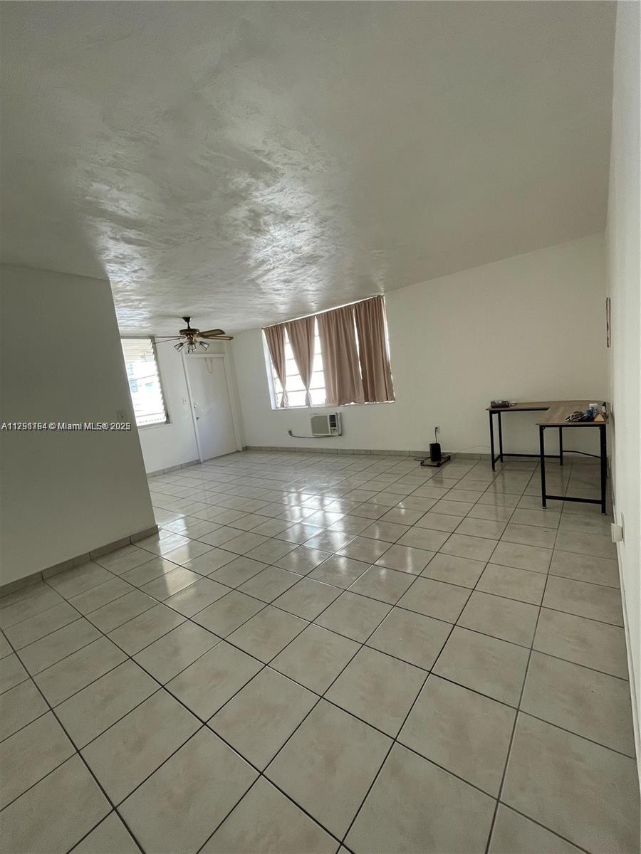 441 Collins Ave 24