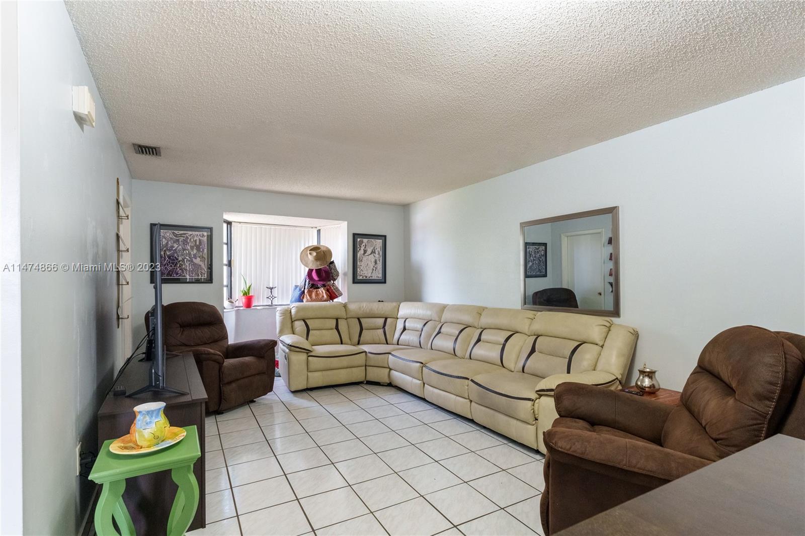 Amazing opportunity to own a 1/1 apartment near FIU and access to major highways. Low maintenance fee. 1 assigned parking space.