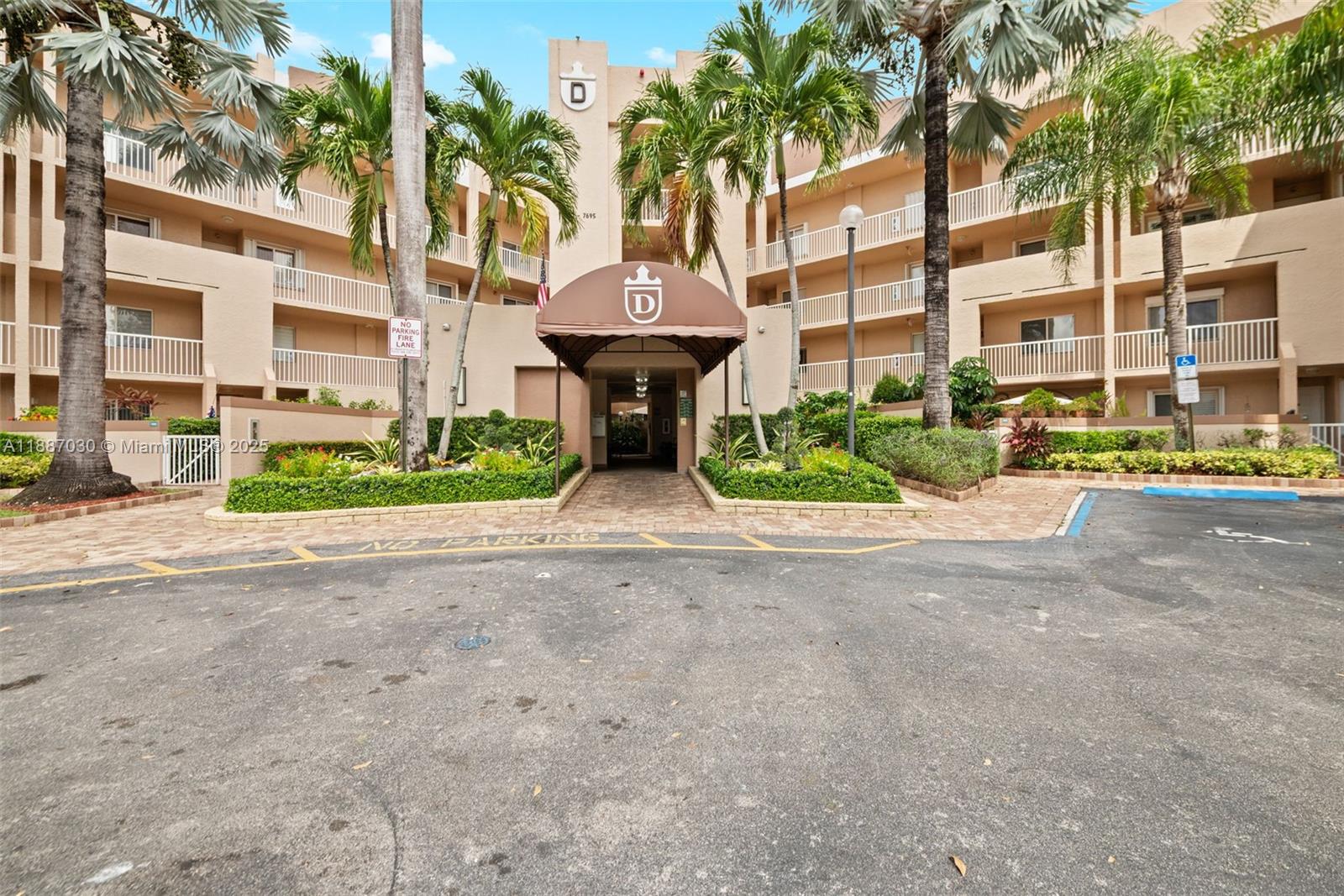 WELCOME TO THIS BEAUTIFUL 4TH FLOOR CONDO WITH VOLUME CEILING THAT IS IN MOVE-IN CONDITION. RECENTLY PAINTED. PERFECTLY SITUATED WITHIN THE HIGHLY SOUGHT-AFTER KINGS POINT 55+ ACTIVE COMMUNITY. LARGE SOCIAL AREA,TWO BEDROOMS AND EXTRA DEN THAT COULD BE A THIRD BEDROOM. ENJOY SERENE LAKE VIEW FROM BACK TERRACE. HURRICANE SHUTTERS ON ALL WINDOWS. UPDATED KITCHEN CABINETS,
GRANITE COUNTERS. GRANVILLE HAS LARGE POOL, CLUBHOUSE AND TENNIS COURT. KINGS POINT CLUBHOUSE HAS INDOOR AND OUTDOOR POOL, STATE OF THE ART GYM, HOBBY ROOMS, CARPENTRY ROOM, BILLARD ROOM. OVER 50 CLUBS AND SOCIAL EVENTS DAILY. COURTESY BUS TO ALL AREA
STORES. FULLY PAID DEED TO CLUBHOUSE CONVEYS TO BUYER AT CLOSING.