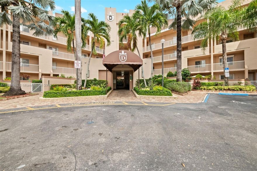 WELCOME TO THIS BEAUTIFUL 4TH FLOOR CONDO WITH VOLUME CEILING THAT IS IN MOVE-IN CONDITION. RECENTLY PAINTED. PERFECTLY SITUATED WITHIN THE HIGHLY SOUGHT-AFTER KINGS POINT 55+ ACTIVE COMMUNITY. LARGE SOCIAL AREA,TWO BEDROOMS  AND EXTRA DEN THAT COULD BE A THIRD BEDROOM. ENJOY SERENE LAKE VIEW FROM BACK TERRACE. HURRICANE SHUTTERS ON ALL WINDOWS. UPDATED KITCHEN CABINETS,
GRANITE COUNTERS. GRANVILLE HAS LARGE POOL, CLUBHOUSE AND TENNIS COURT.  KINGS POINT CLUBHOUSE HAS INDOOR AND OUTDOOR POOL, STATE OF THE ART GYM, HOBBY ROOMS, CARPENTRY ROOM, BILLARD ROOM.  OVER 50 CLUBS AND SOCIAL EVENTS DAILY. COURTESY BUS TO ALL AREA
STORES. FULLY PAID DEED TO CLUBHOUSE CONVEYS TO BUYER AT CLOSING.