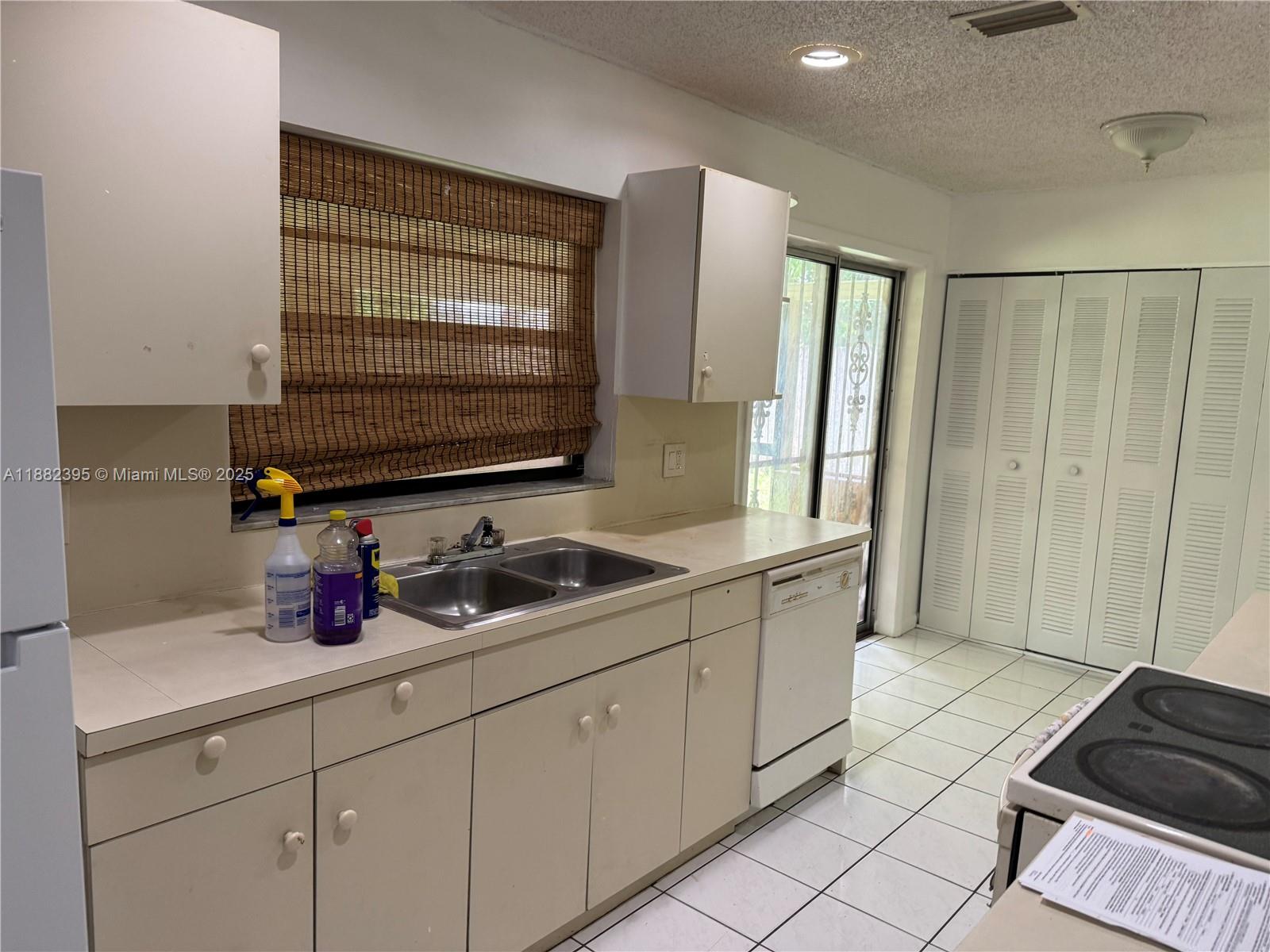LAZARUS ON RICHMOND - Residential Lease