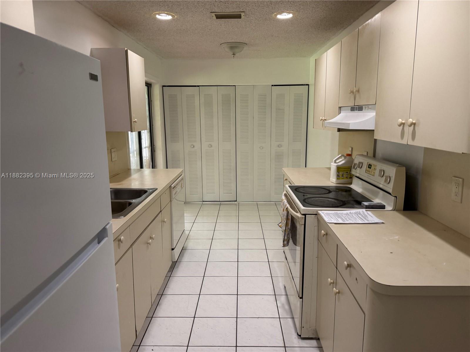 LAZARUS ON RICHMOND - Residential Lease