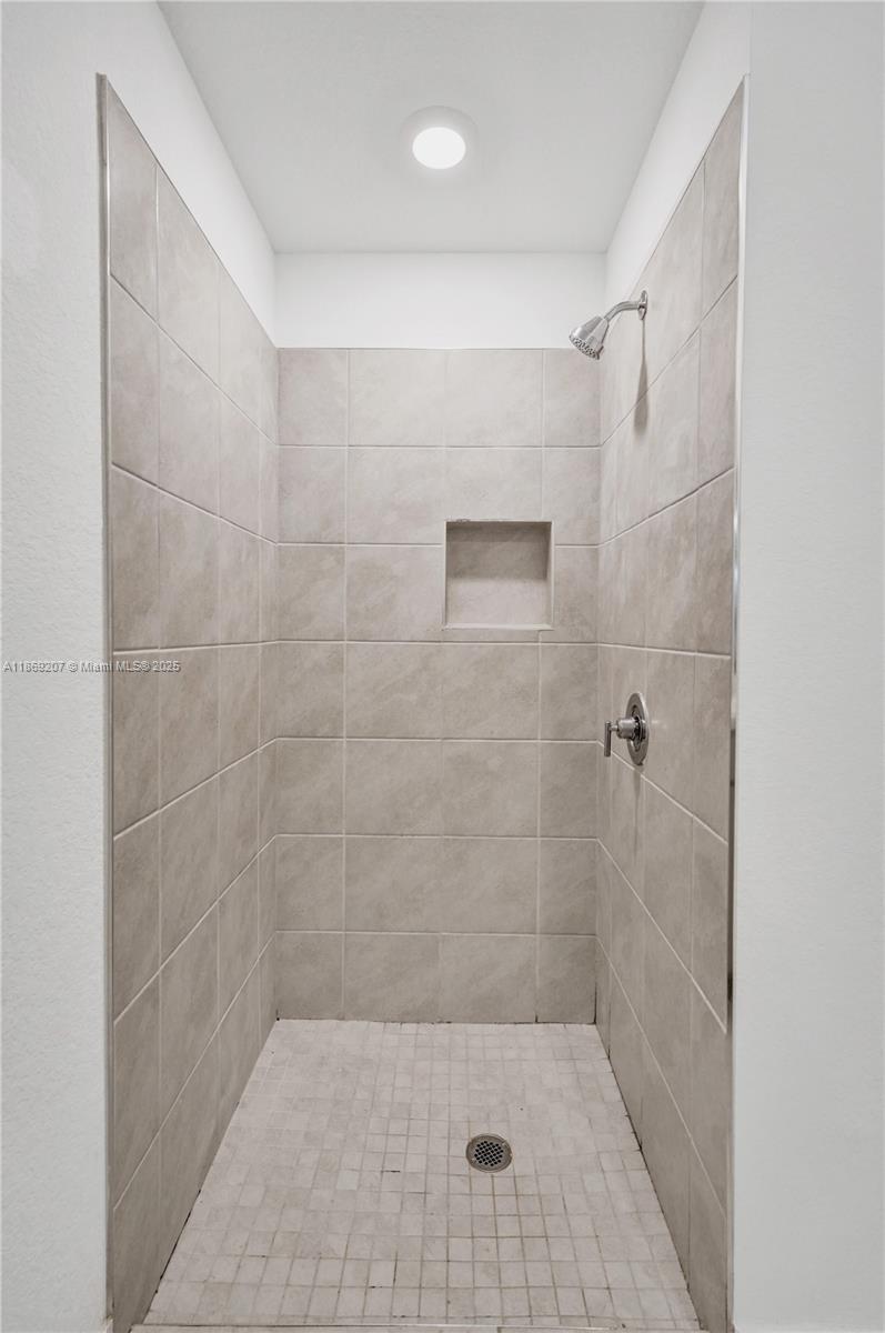 HIGHLAND OAKS 179-135 B - Residential Lease