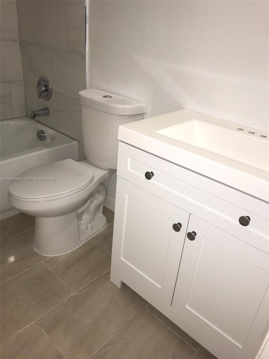 LAKESHORE AT UNIVERSITY P - Residential Lease