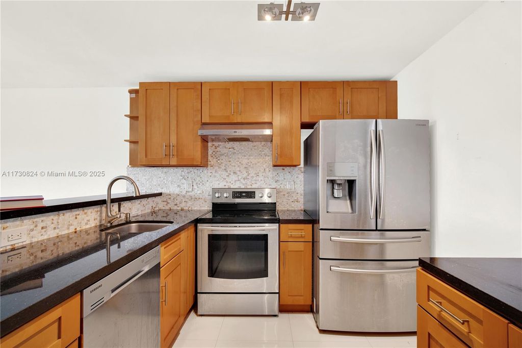 Photo of 233 NE 14th Ave #505, Hallandale Beach, FL 33009 (MLS # A11730824)