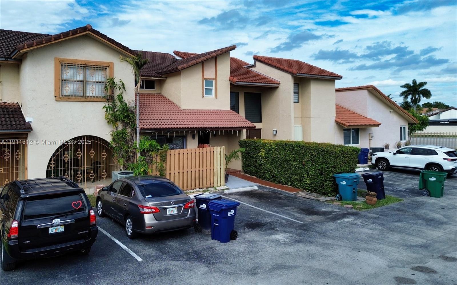 TAMIAMI LAKES TOWNHOUSES - Residential