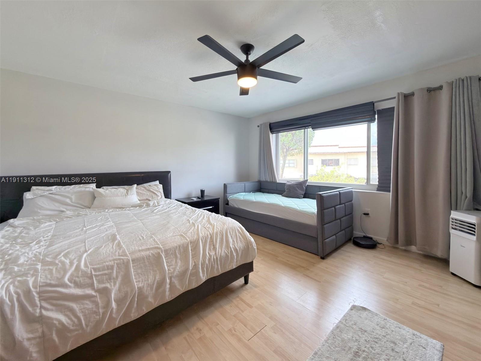 TAMIAMI LAKES TOWNHOUSES - Residential