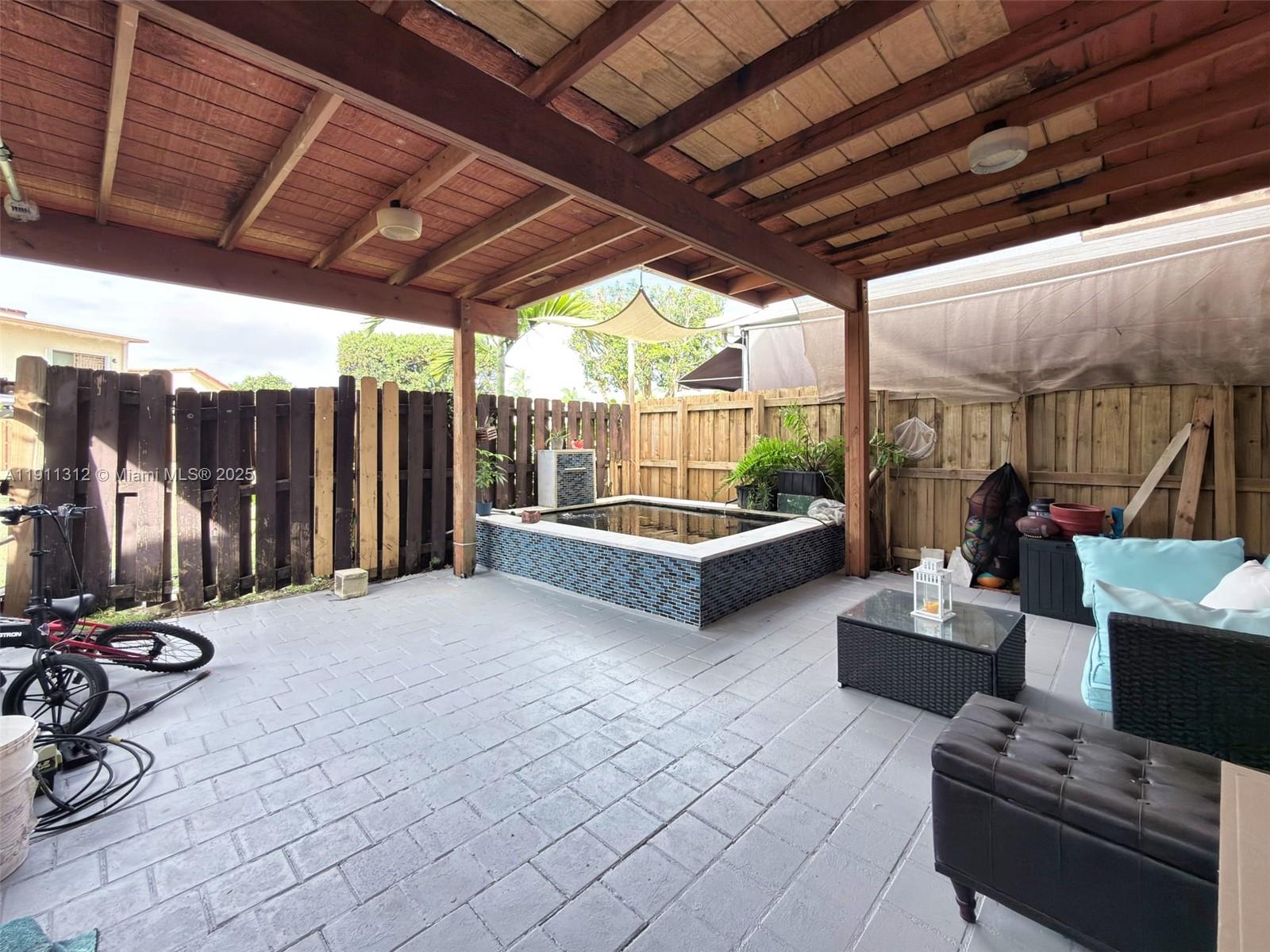 TAMIAMI LAKES TOWNHOUSES - Residential