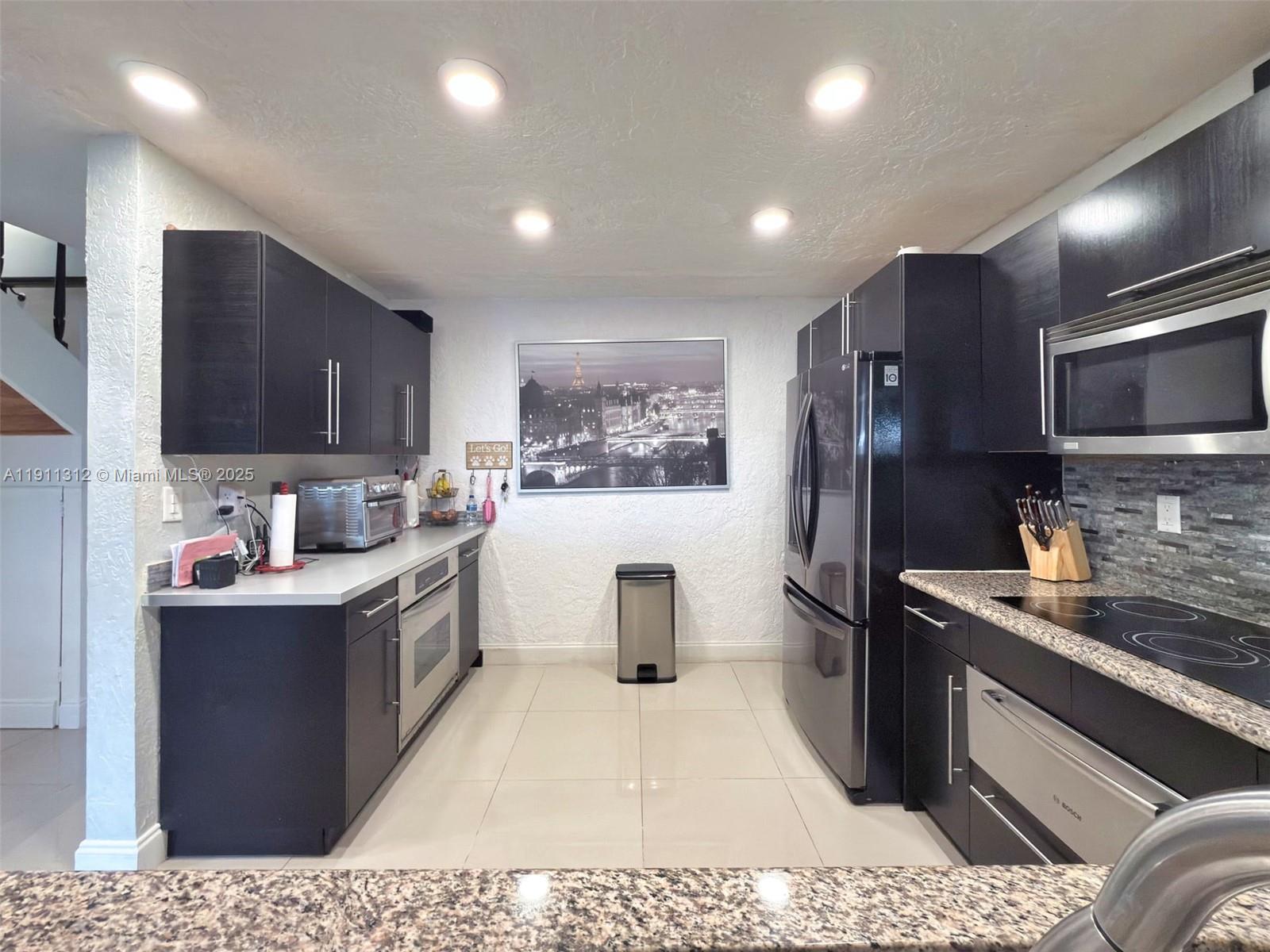 TAMIAMI LAKES TOWNHOUSES - Residential