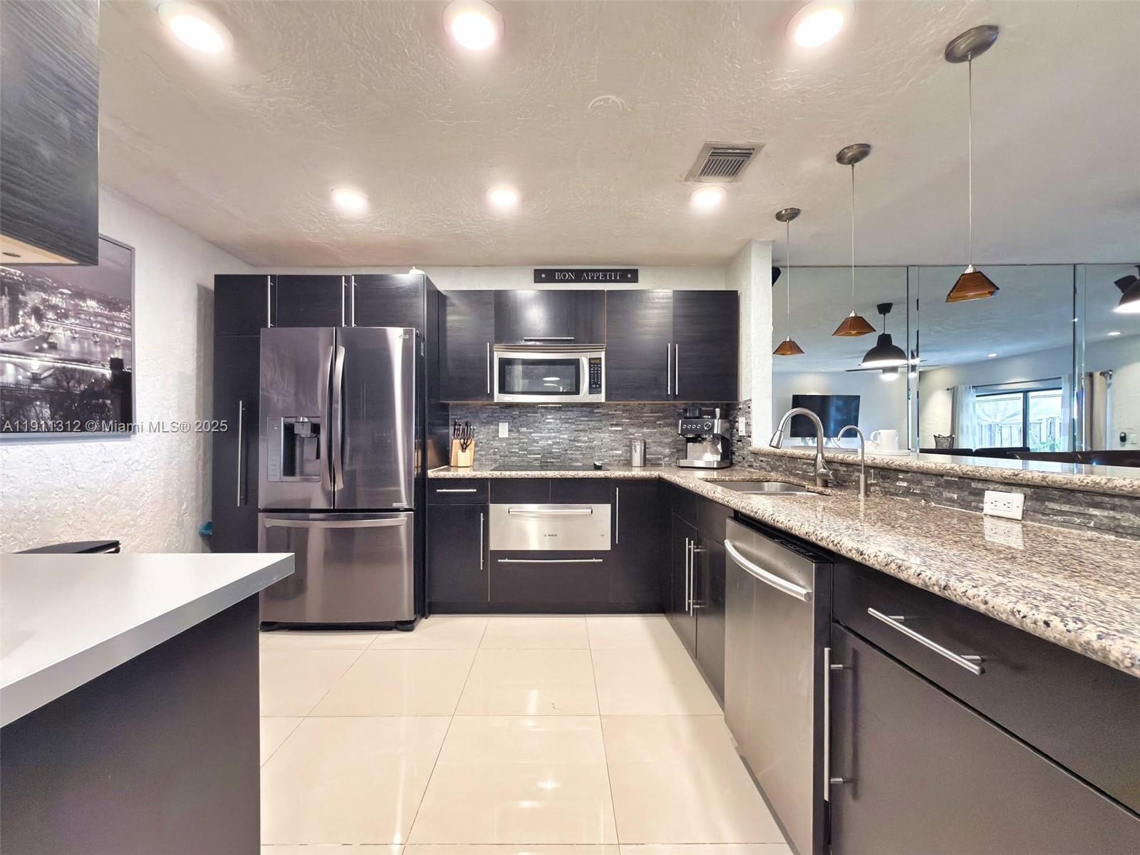 TAMIAMI LAKES TOWNHOUSES - Residential