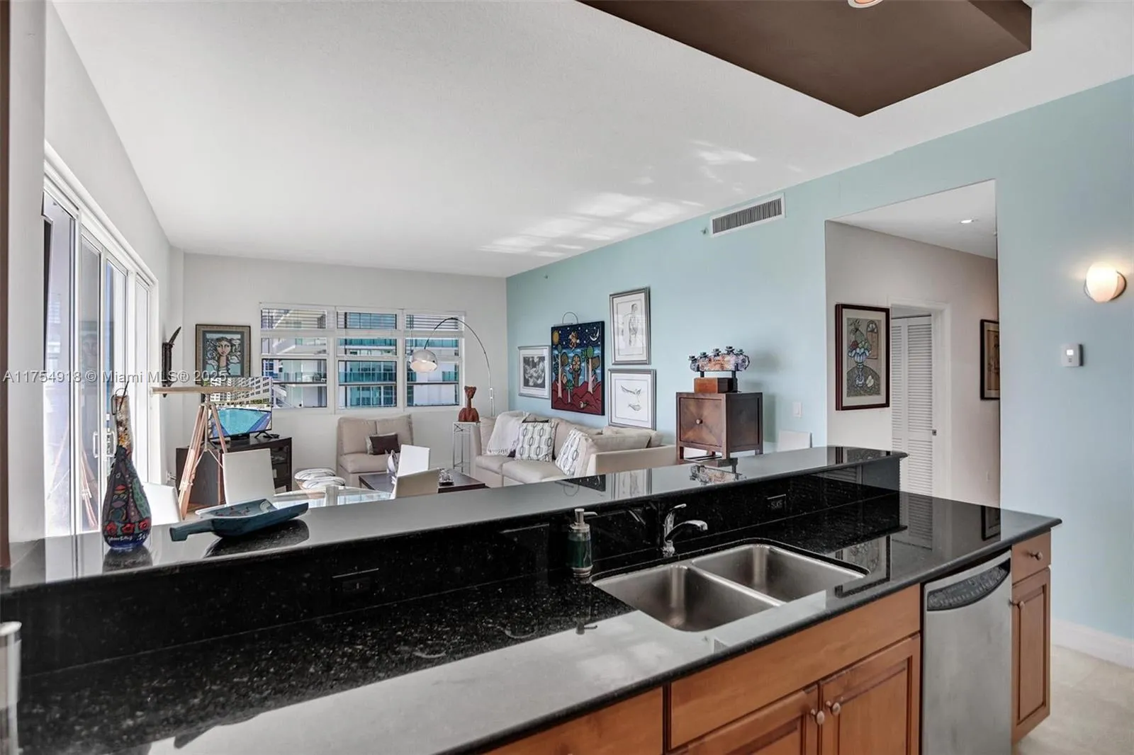 Miami Beach, Florida 33141, United States, 2 Bedrooms Bedrooms, ,2 BathroomsBathrooms,Residential,Active,82844