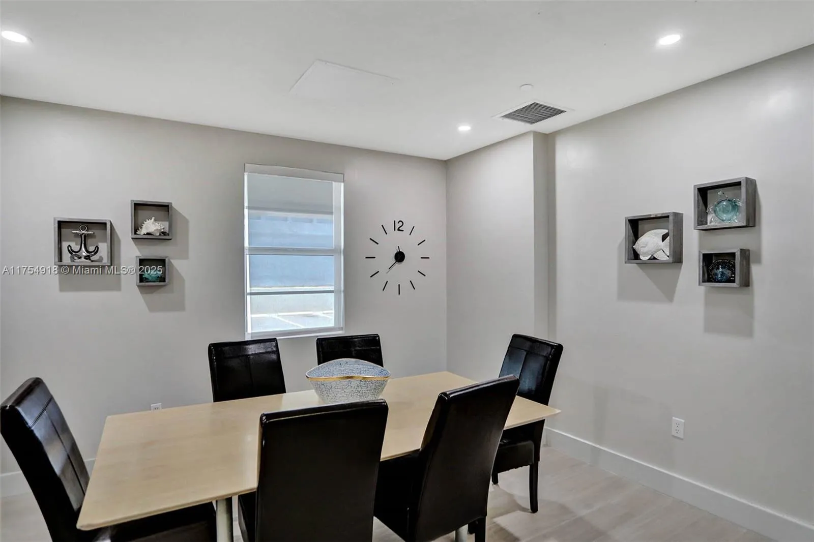 Miami Beach, Florida 33141, United States, 2 Bedrooms Bedrooms, ,2 BathroomsBathrooms,Residential,Active,82844