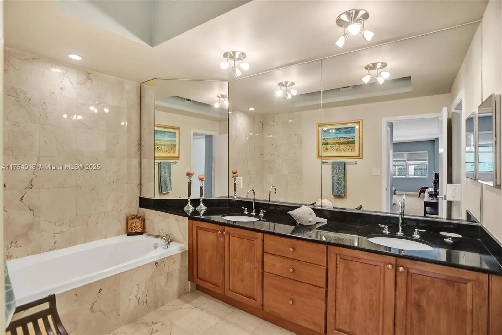 Miami Beach, Florida 33141, United States, 2 Bedrooms Bedrooms, ,2 BathroomsBathrooms,Residential,Active,82844