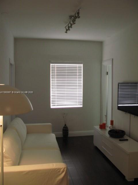 THE VINTAGE EAST CONDO - Residential Lease