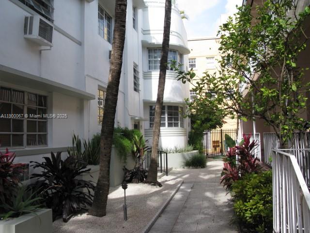 THE VINTAGE EAST CONDO - Residential Lease