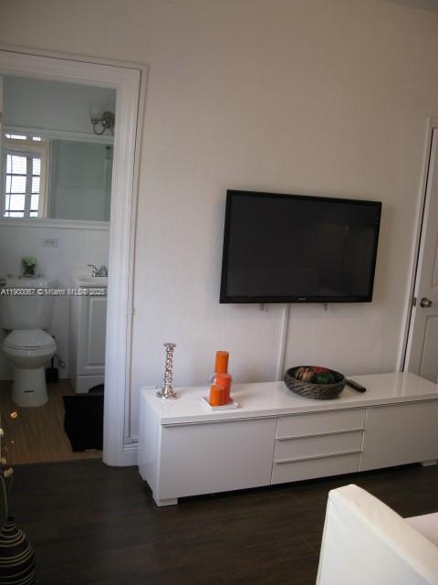 THE VINTAGE EAST CONDO - Residential Lease