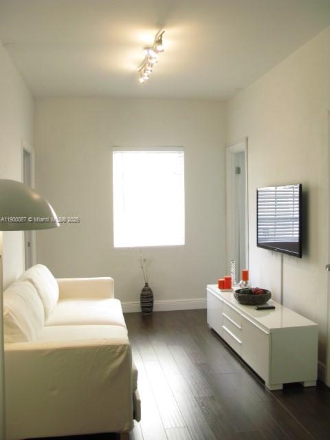 THE VINTAGE EAST CONDO - Residential Lease