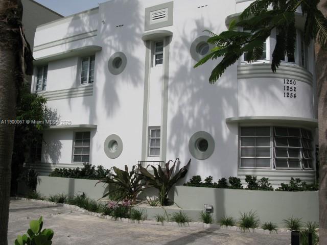 THE VINTAGE EAST CONDO - Residential Lease