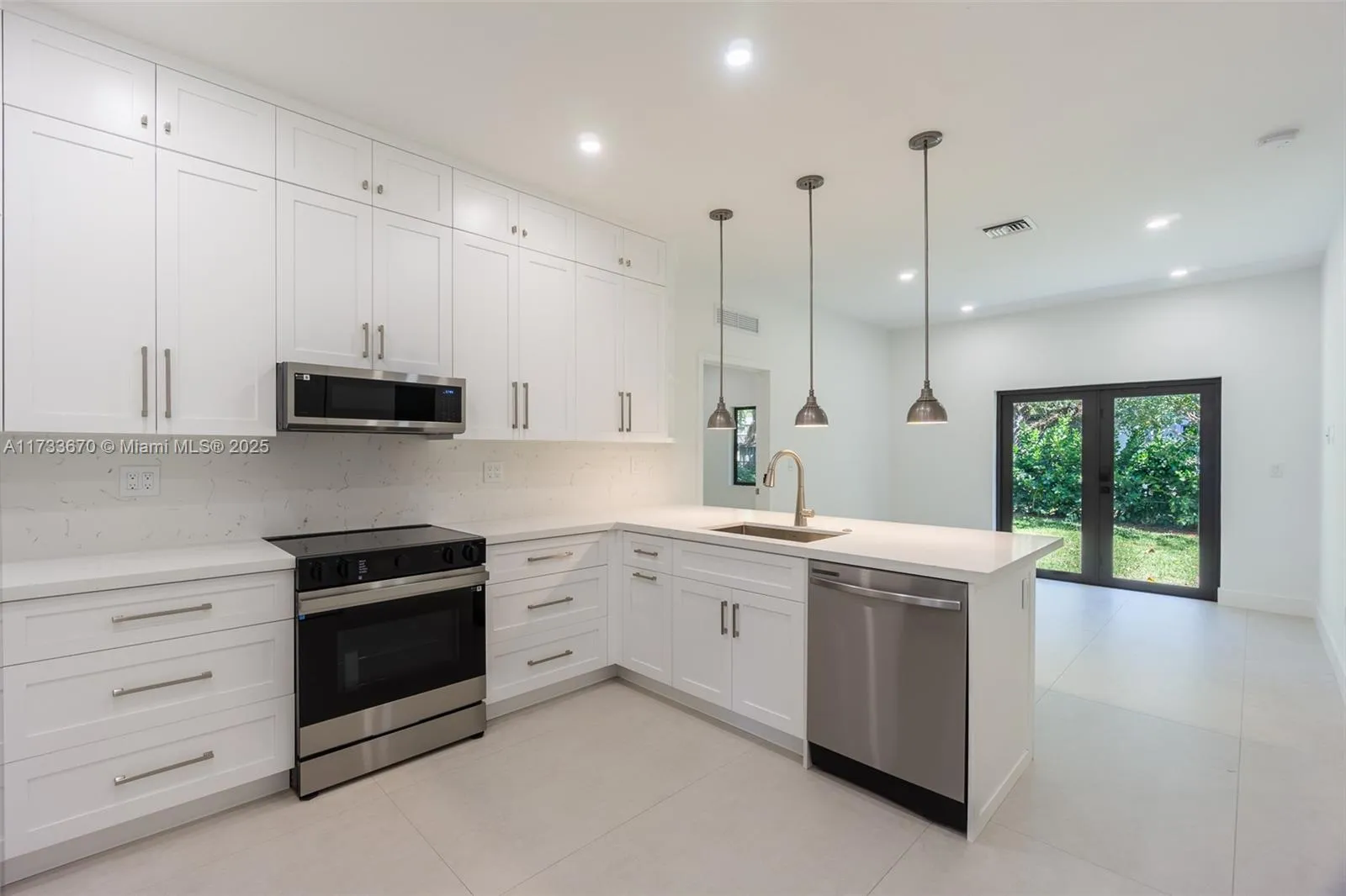 South Miami, Florida 33143, United States, 4 Bedrooms Bedrooms, ,3 BathroomsBathrooms,Residential,Pending,13214