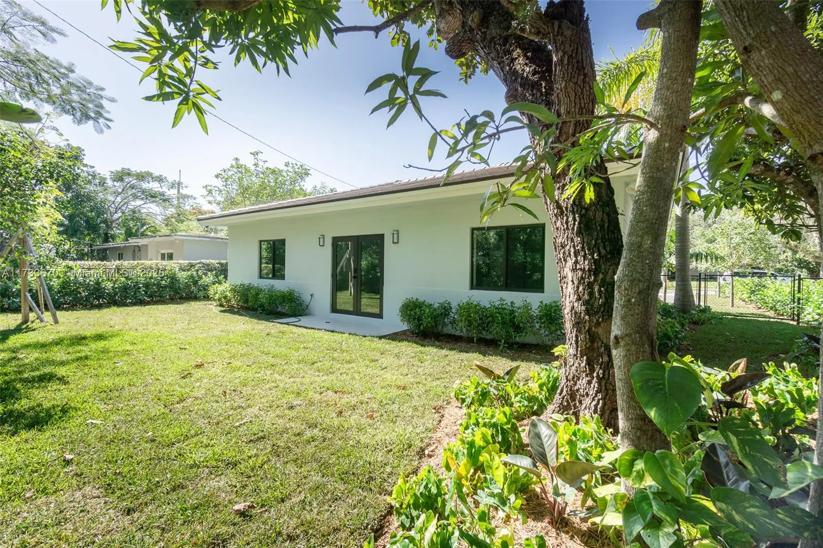 South Miami, Florida 33143, United States, 4 Bedrooms Bedrooms, ,3 BathroomsBathrooms,Residential,Pending,13214