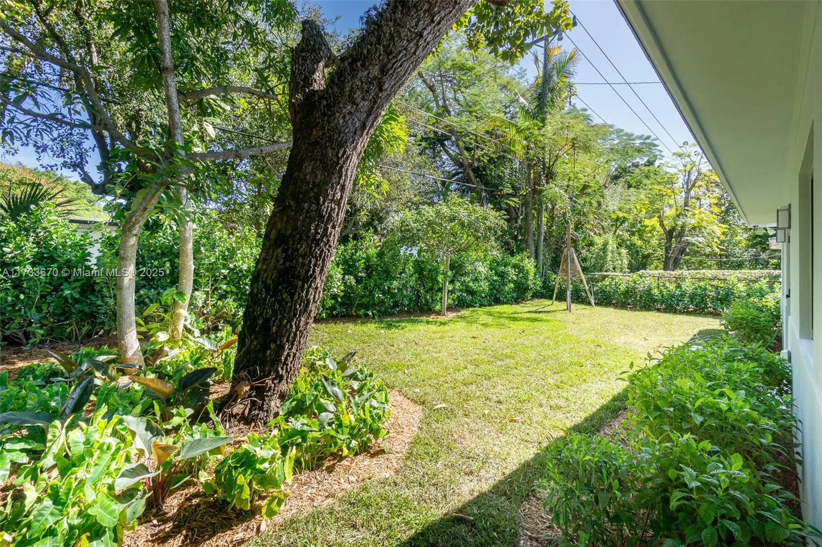 South Miami, Florida 33143, United States, 4 Bedrooms Bedrooms, ,3 BathroomsBathrooms,Residential,Pending,13214