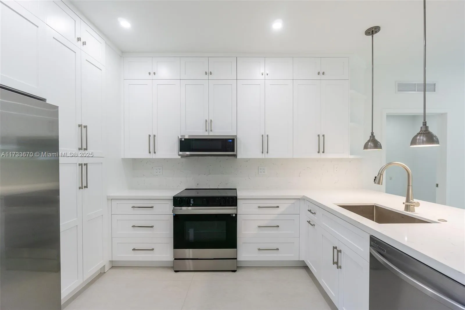 South Miami, Florida 33143, United States, 4 Bedrooms Bedrooms, ,3 BathroomsBathrooms,Residential,Pending,13214