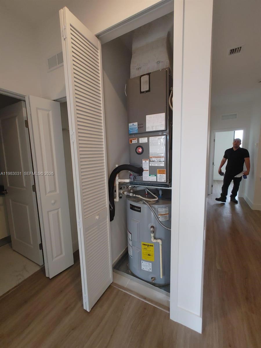 CENTURY PARK SQUARE - Residential Lease