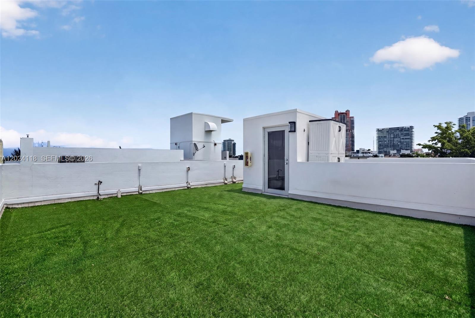THE MANHATTAN CONDO - Residential