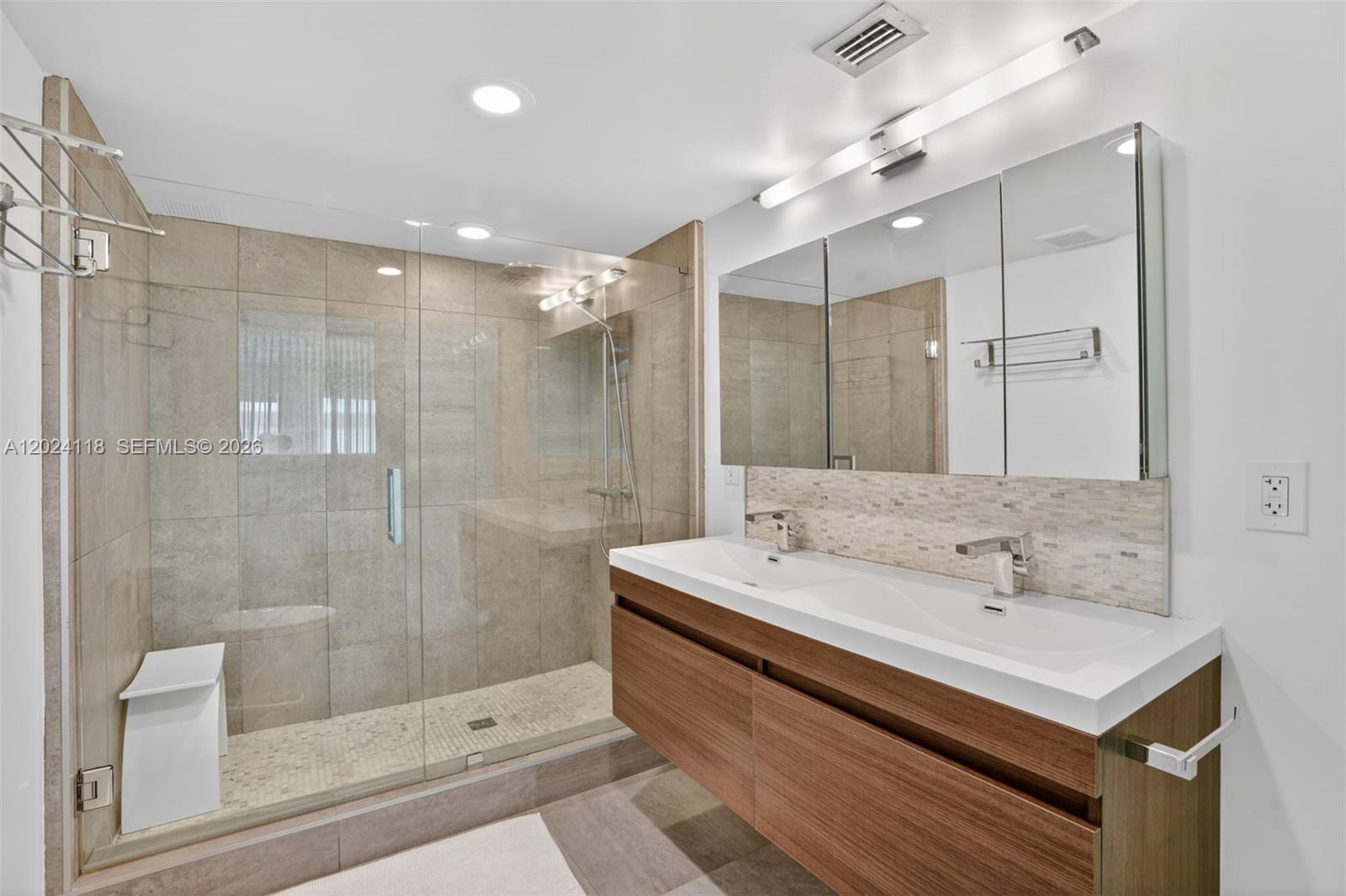 THE MANHATTAN CONDO - Residential