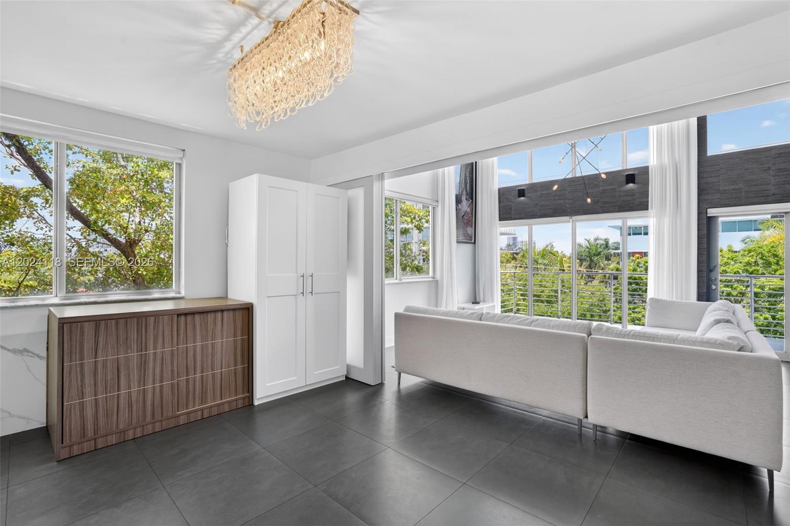 THE MANHATTAN CONDO - Residential