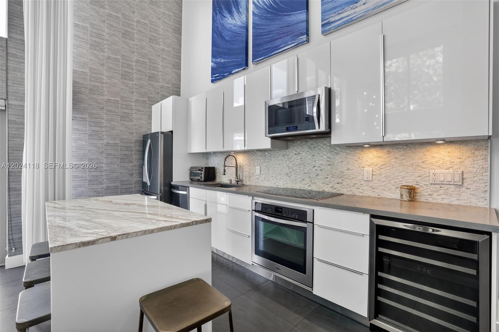 THE MANHATTAN CONDO - Residential