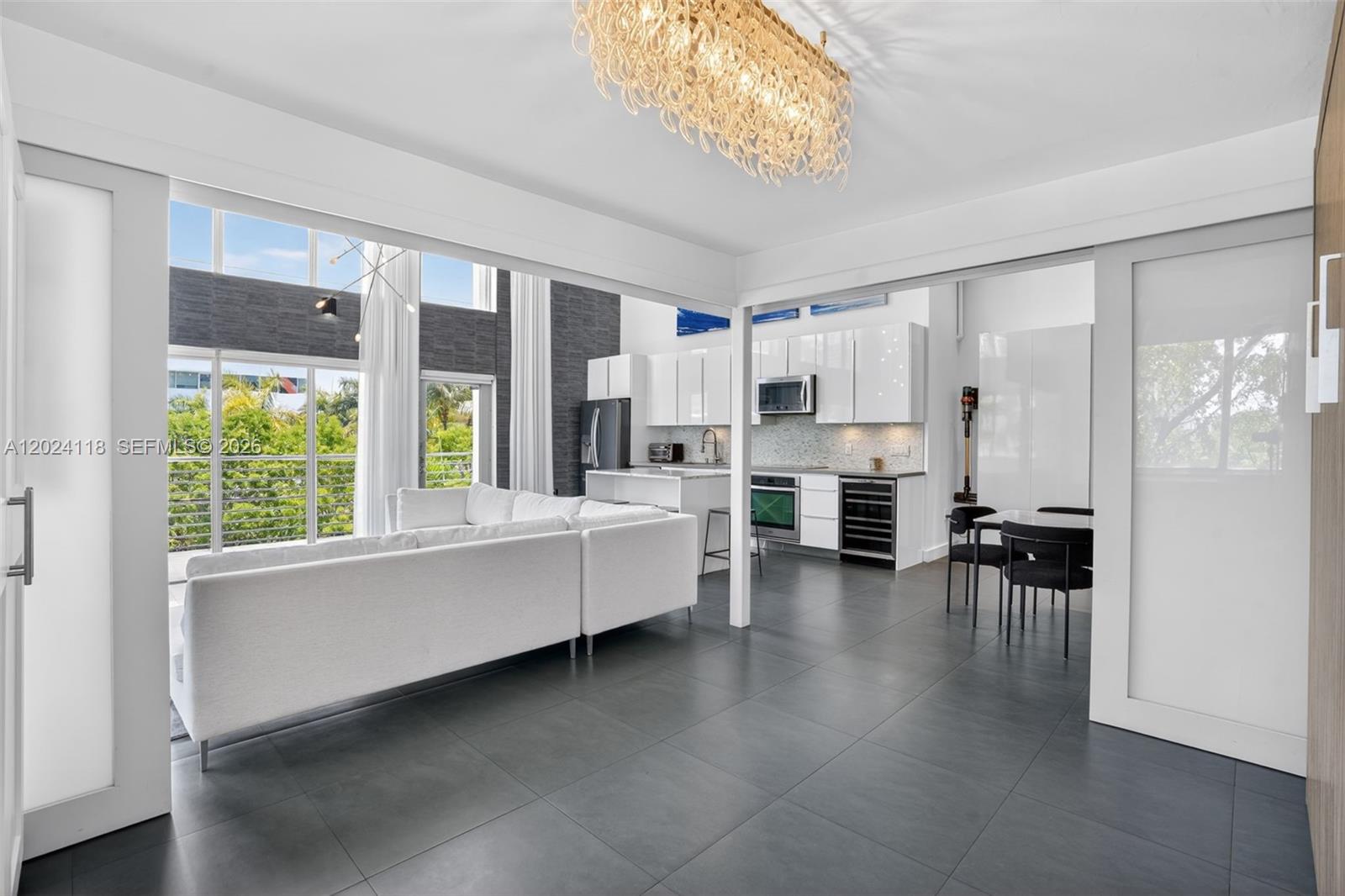 THE MANHATTAN CONDO - Residential