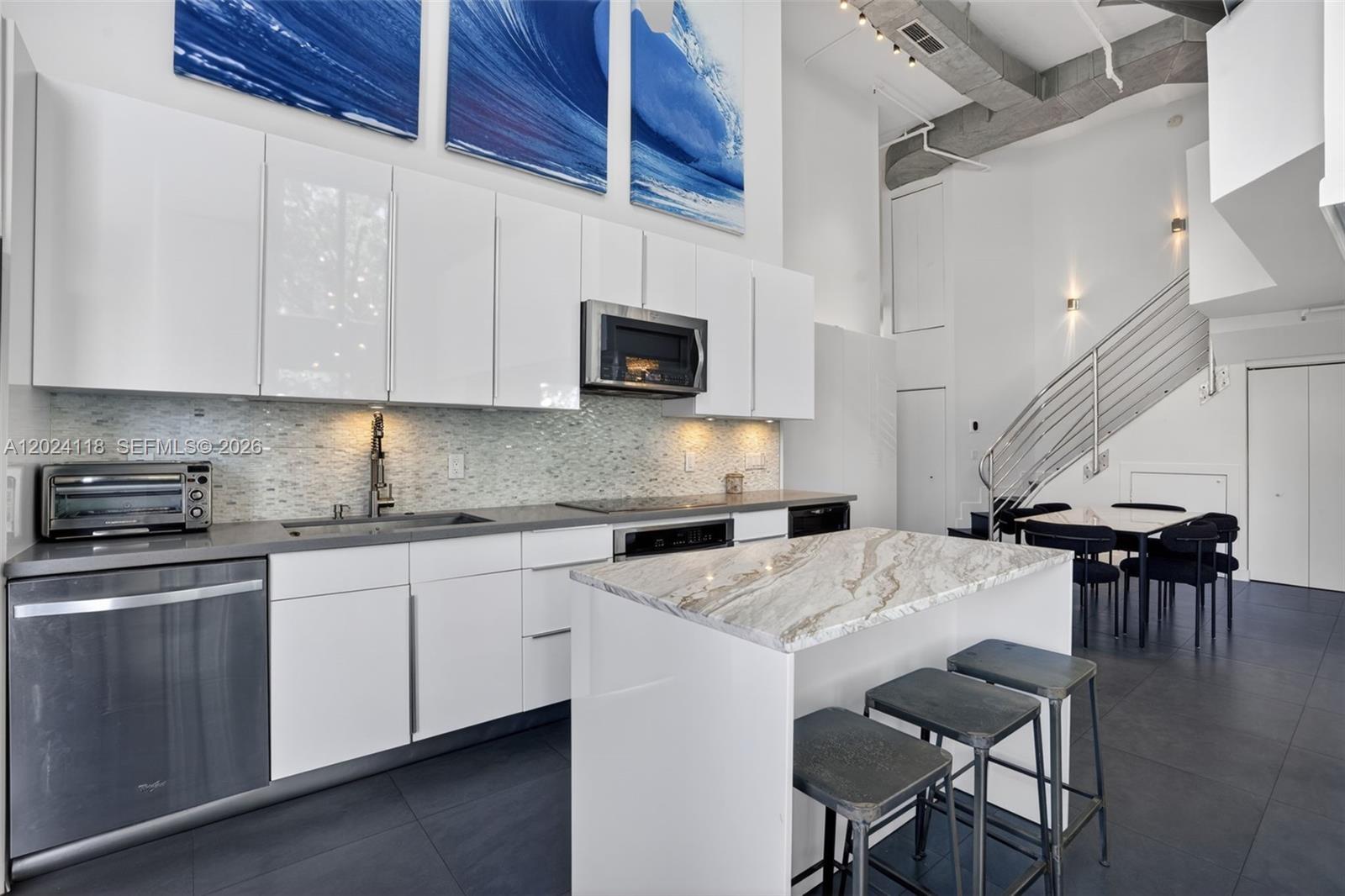 THE MANHATTAN CONDO - Residential