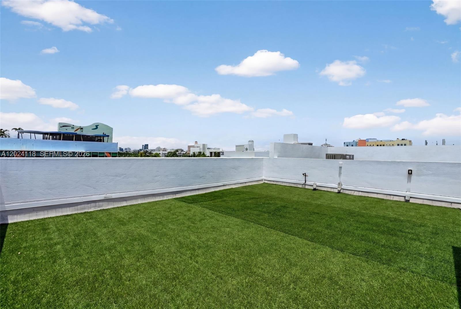THE MANHATTAN CONDO - Residential
