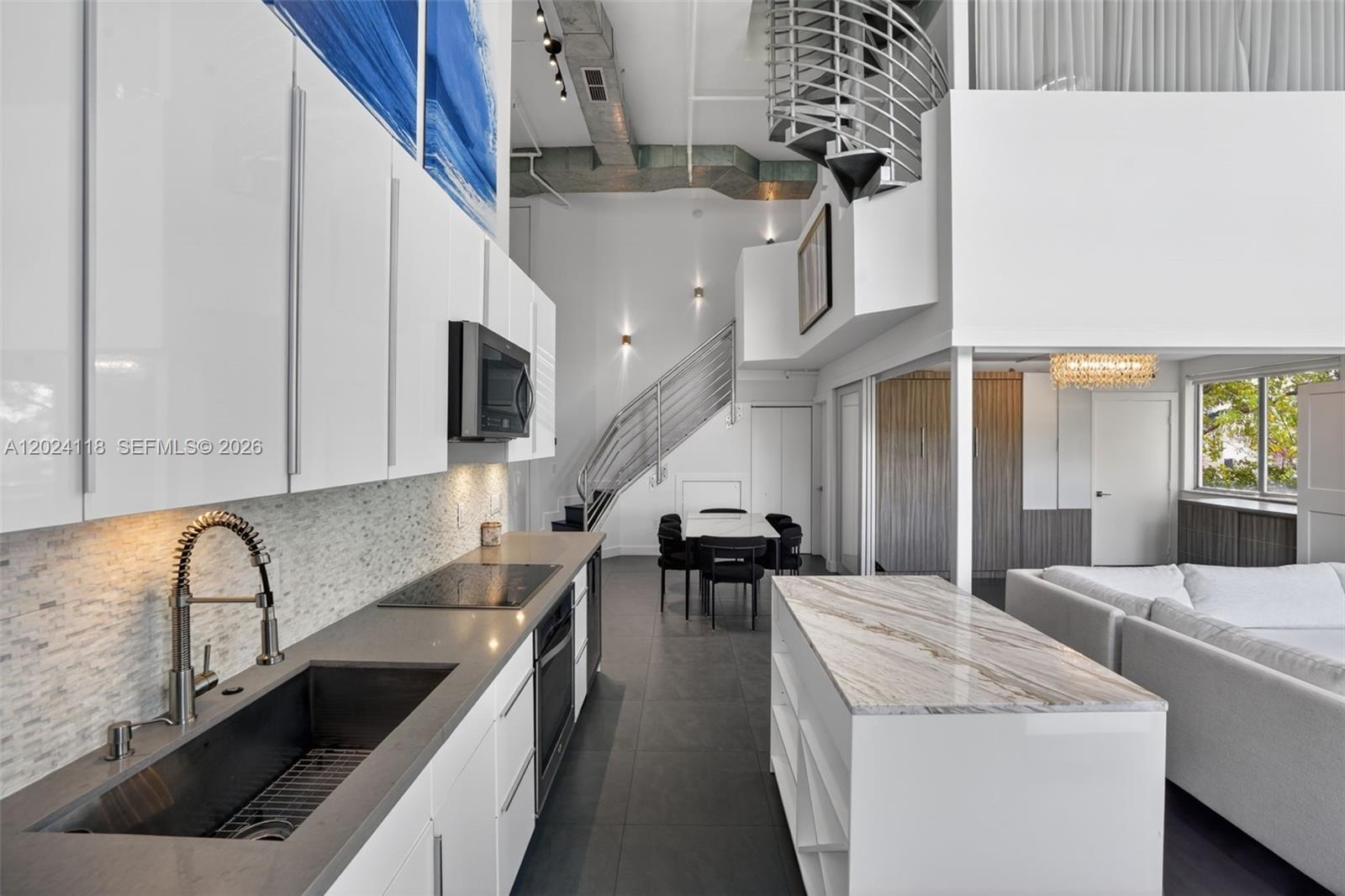 THE MANHATTAN CONDO - Residential