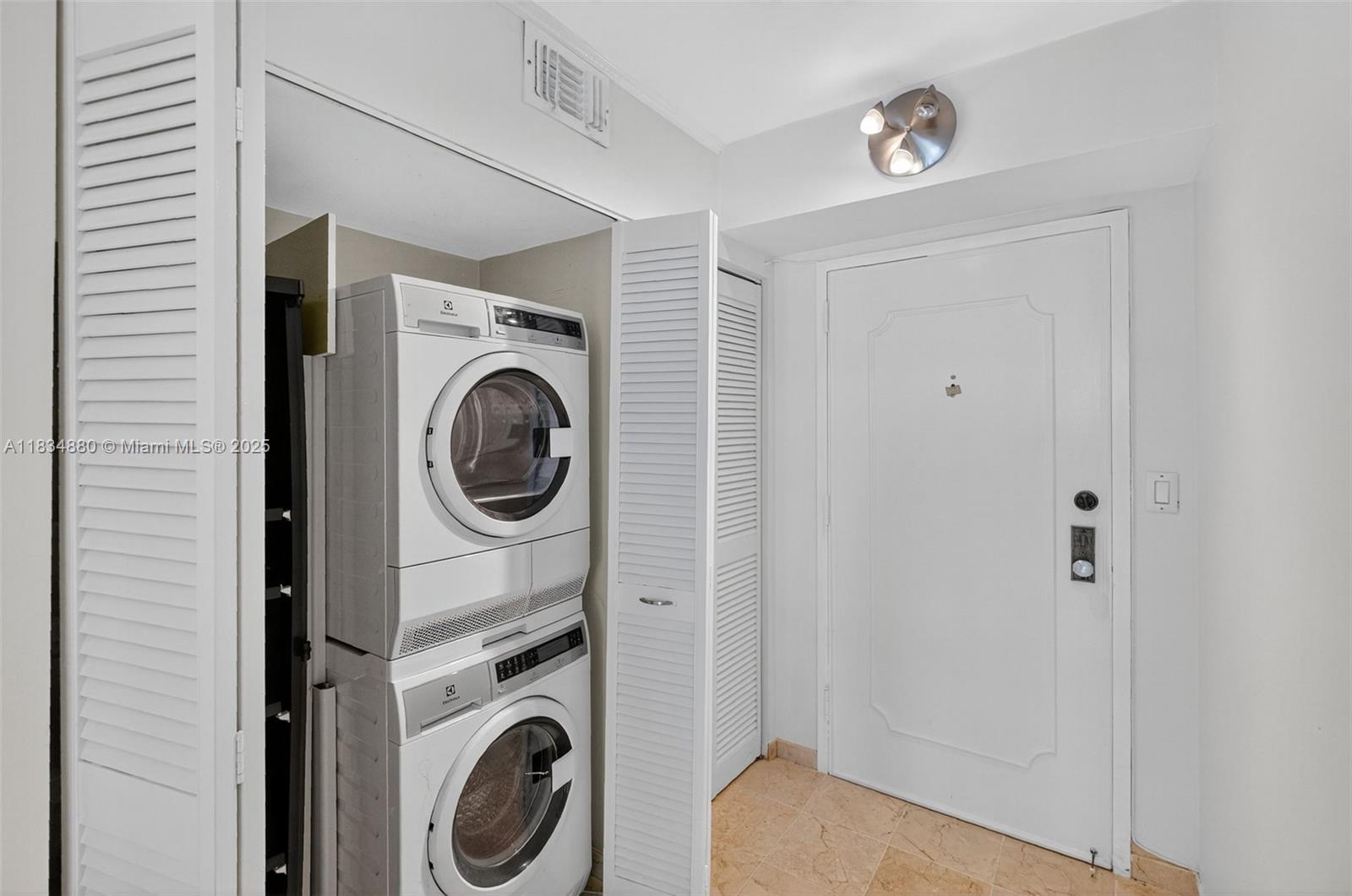 2401 Collins Ave 1703