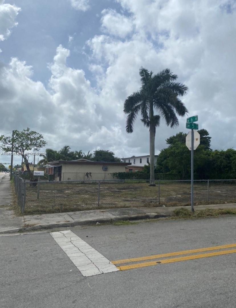 FINANCING AVALAIBLE .******TWO LOTS SELLING TOGETHER . 504 SW 6 AVE y 512 SW 6 AVE (COMMERCIAL PROPERTY) Total 12,222 sq ft. FOLIO #10-7813-036-0910 AND FOLIO#10-7813-036-0920 SELLING TOGETHER.