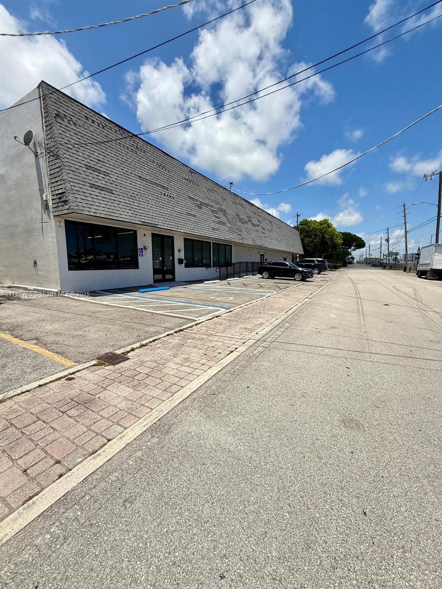 Outstanding opportunity to lease a 4,950 sqft warehouse/retail showroom with 18 ft clear ceiling height and light industrial zoning. Recently upgraded with impact windows and a new roof. Excellent layout for a variety of business types. Direct I-95 exposure with optional signage offers unmatched visibility. Includes 5 assigned parking spaces and plenty of guest/client parking. Perfect for businesses looking for space, access, and maximum brand presence.