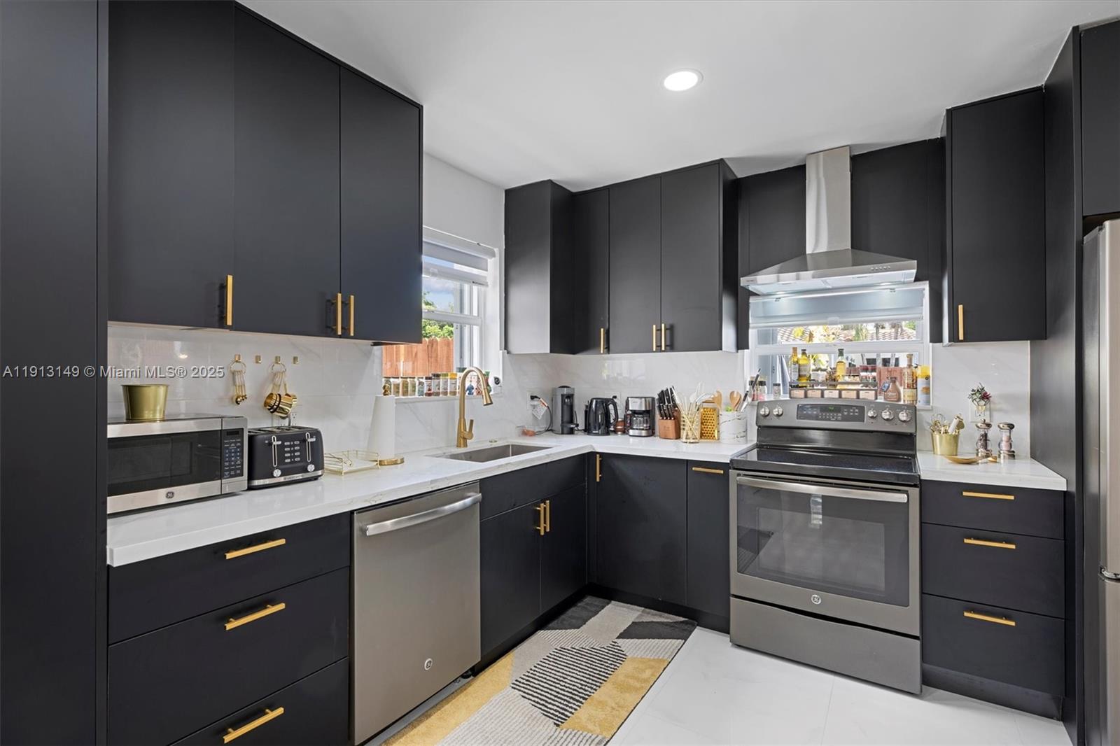 COUNTRY CLUB HOMES - Residential