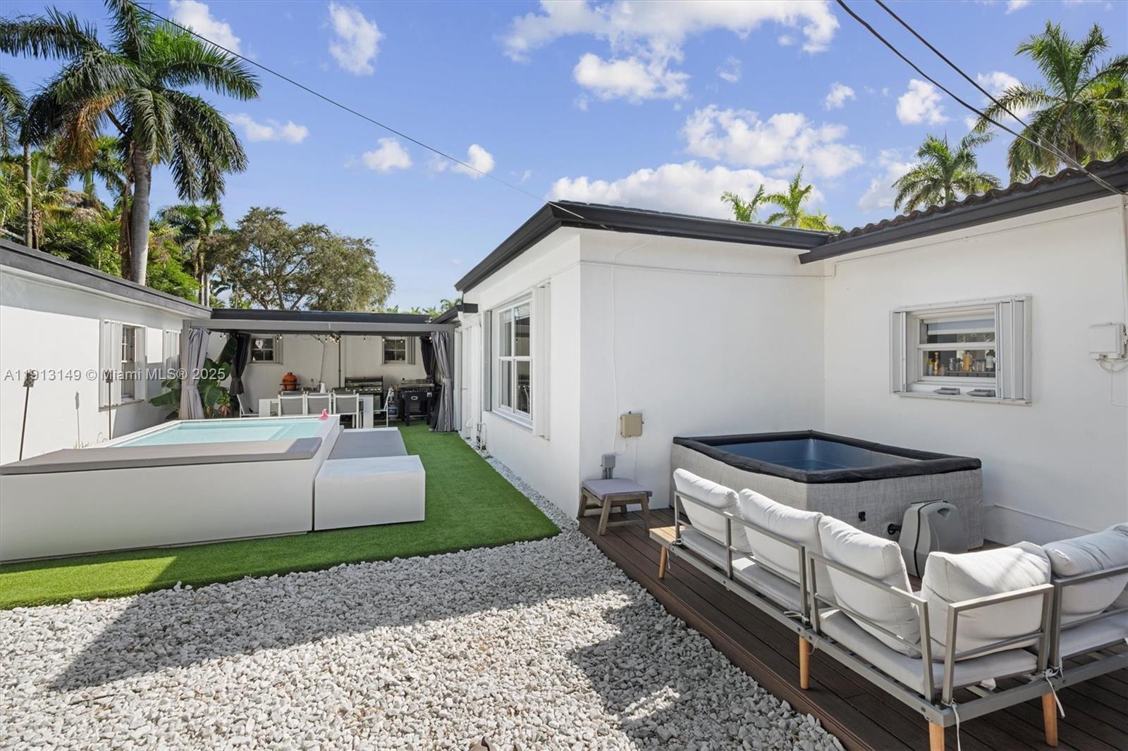 COUNTRY CLUB HOMES - Residential