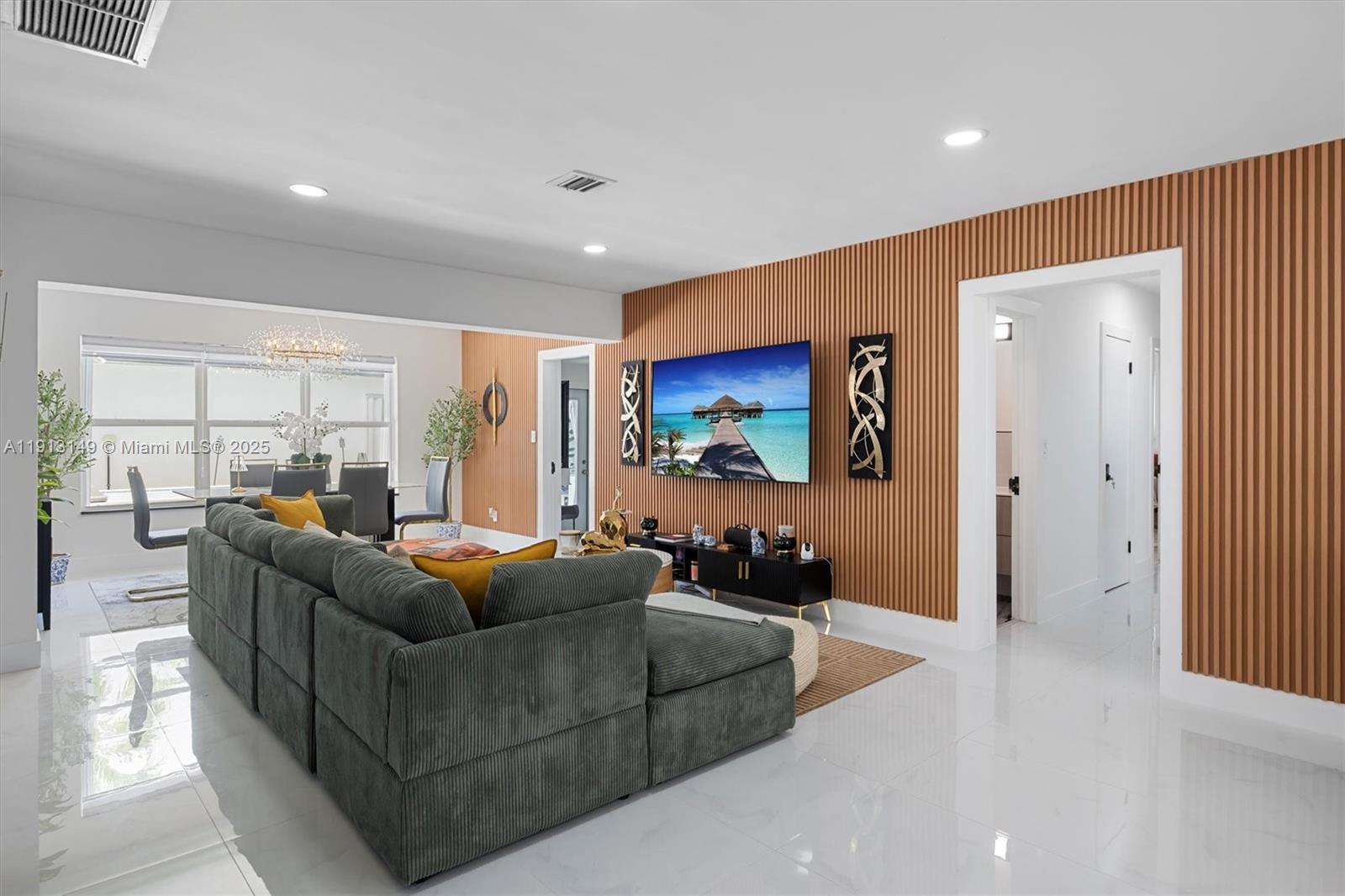 COUNTRY CLUB HOMES - Residential