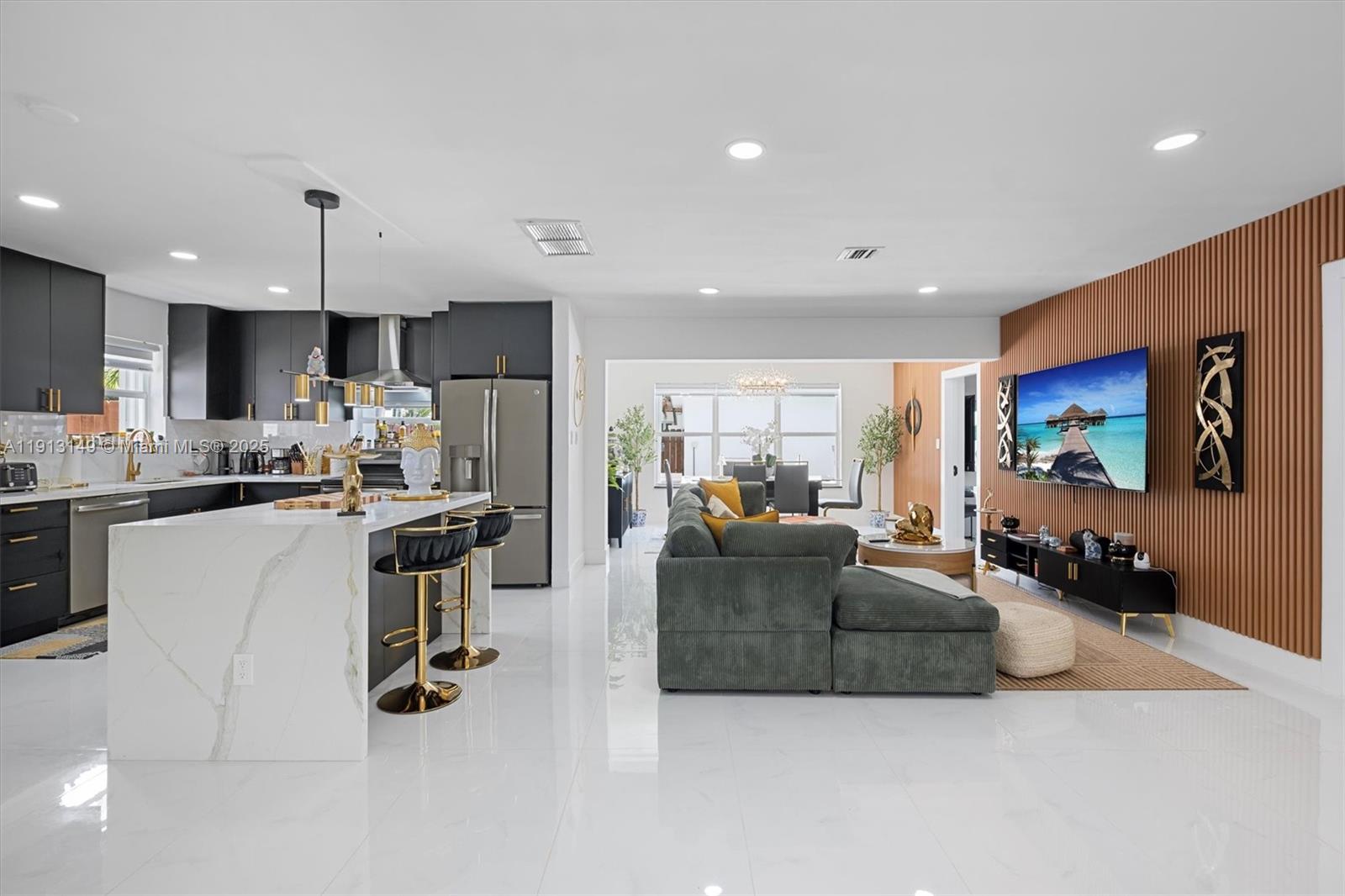 COUNTRY CLUB HOMES - Residential