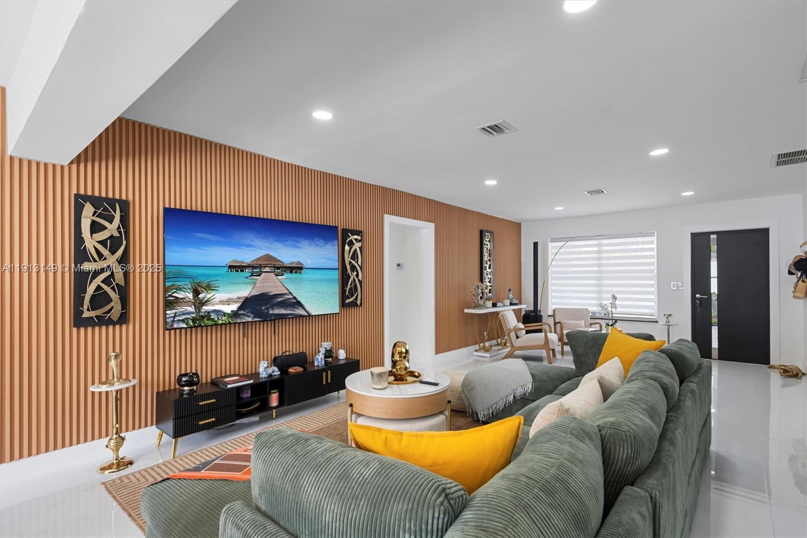 COUNTRY CLUB HOMES - Residential