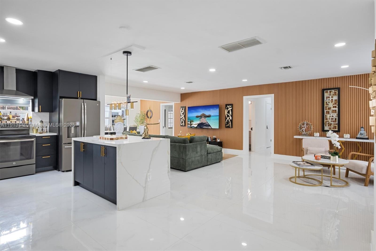 COUNTRY CLUB HOMES - Residential