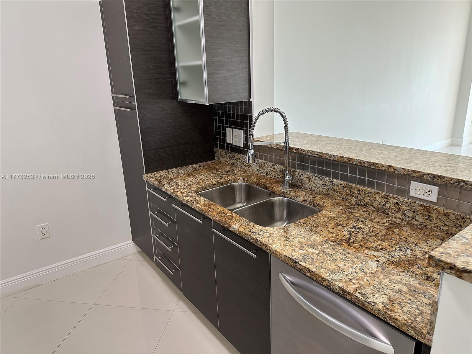 CITYPLACE SOUTH TOWER CON - Residential