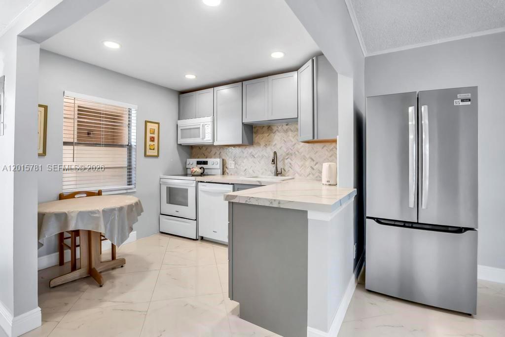 1020 Country Club Dr 405