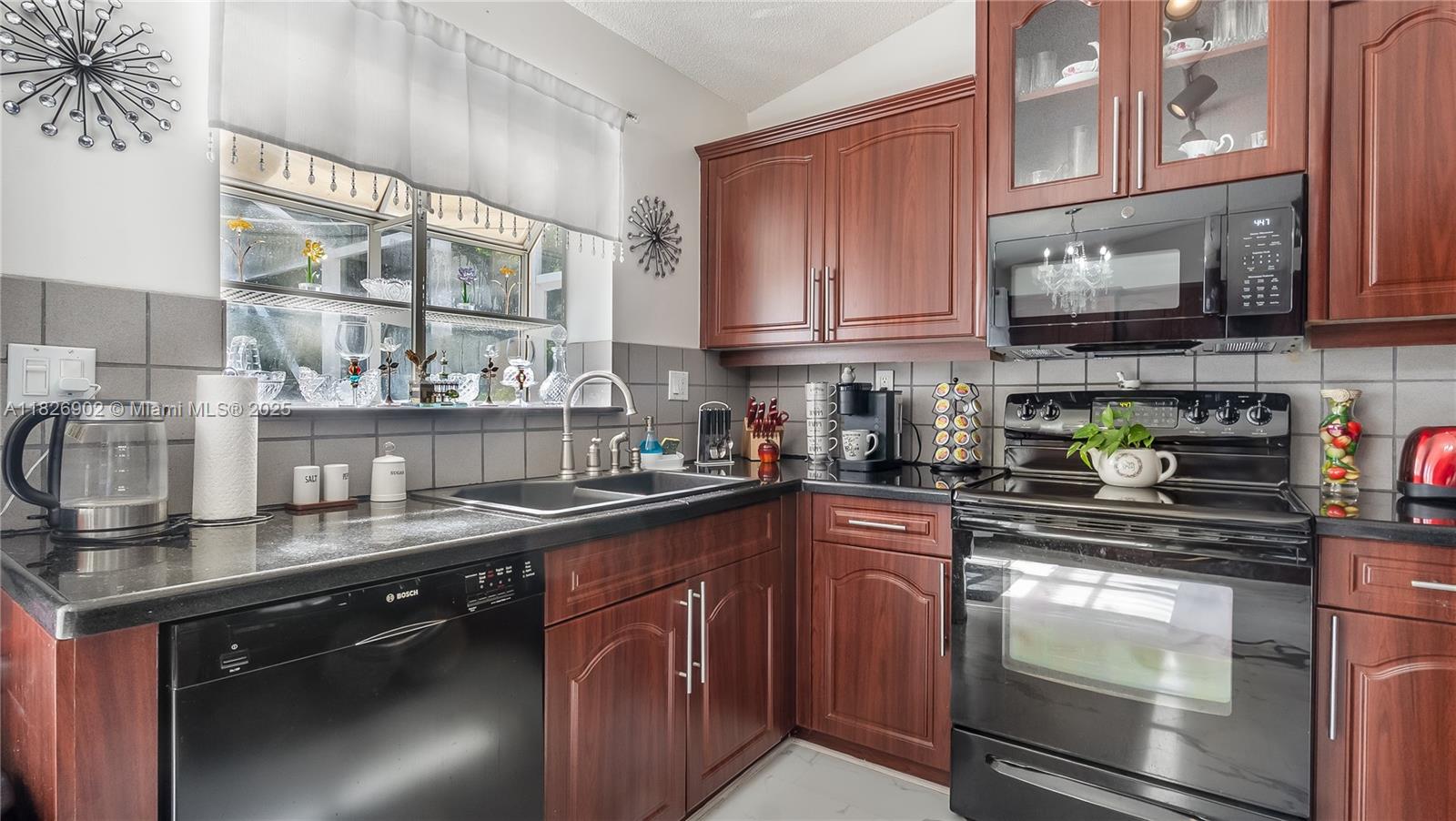 FLAMINGO ESTATES - Residential