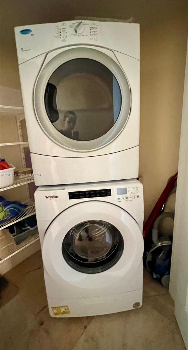 LA PERLA CONDO - Residential Lease