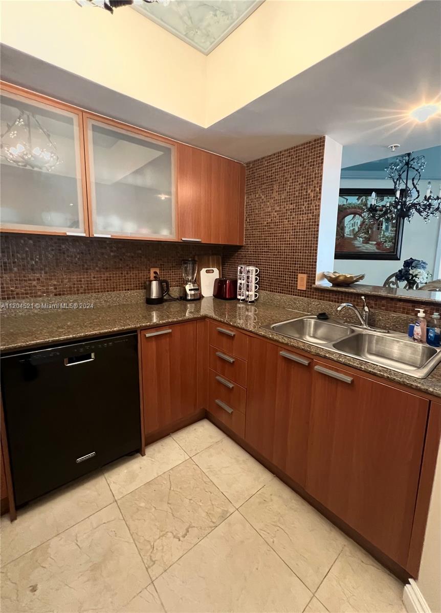 LA PERLA CONDO - Residential Lease