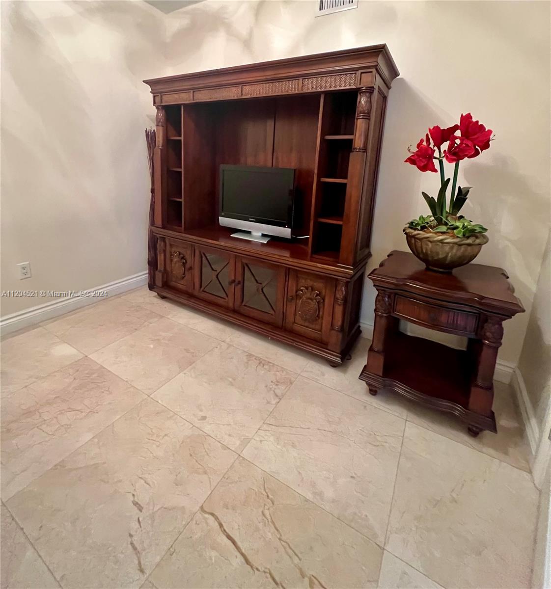 LA PERLA CONDO - Residential Lease